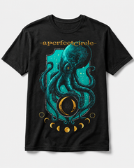 Vista frontal de playera negra con arte de pulpo, fases lunares y logo de A Perfect Circle.