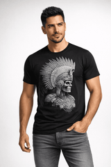 Modelo hombre usando playera negra con diseño de guerrero azteca con penacho estilo grabado