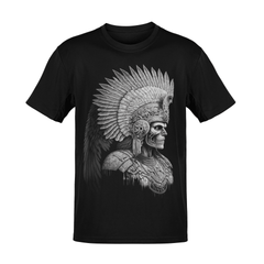 Detalle de playera negra con ilustración de guerrero azteca y penacho ceremonial