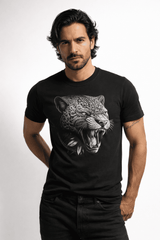 Playera negra con diseño dark art de jaguar rugiendo estilo tribal mexa en modelo masculino