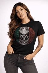 Modelo mujer con playera mexa dark art de inspiración prehispánica sobre fondo blanco