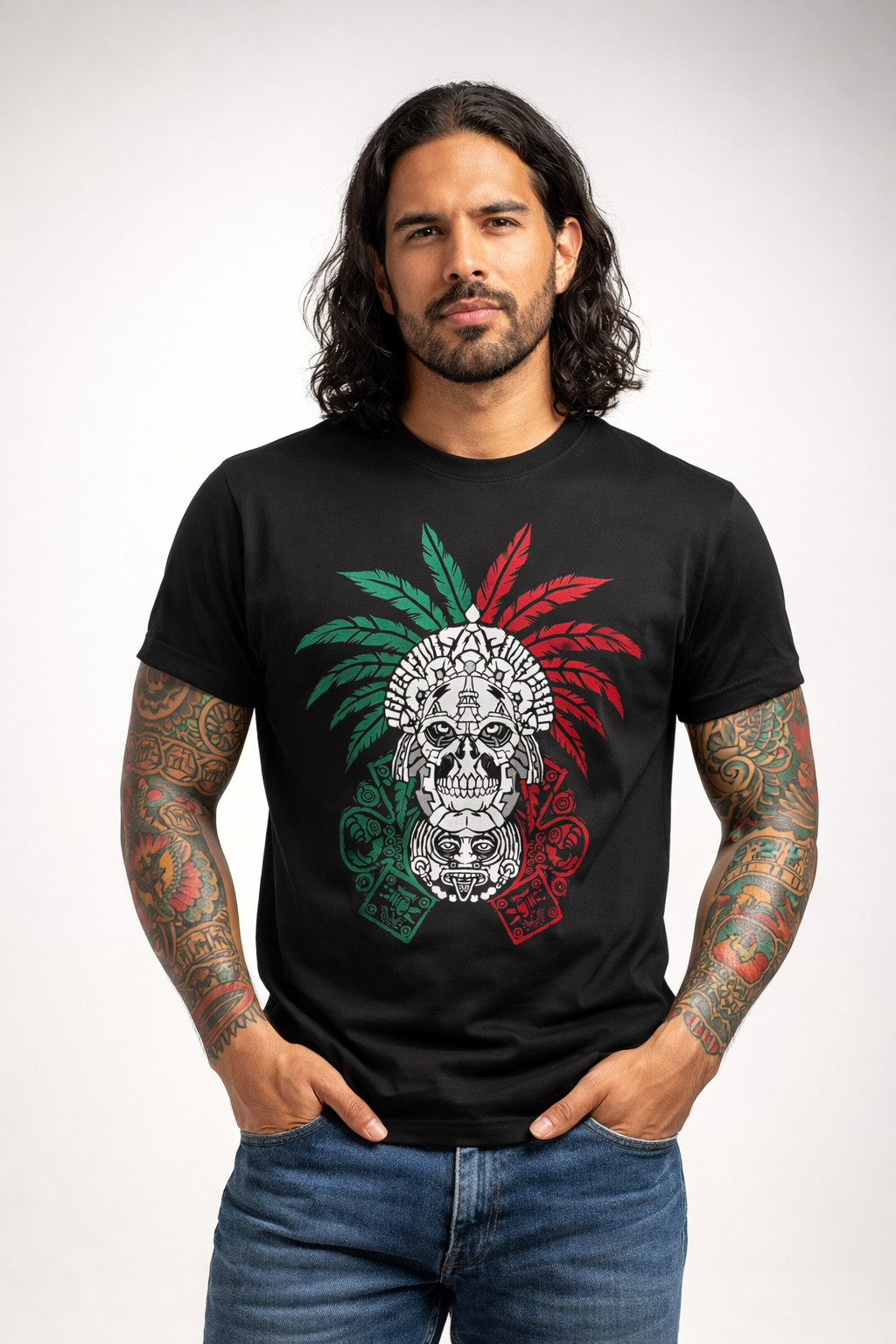Hombre tatuado vistiendo playera negra con diseño mexica cultural moderno