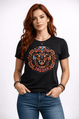 Mujer usando playera Casa Jaguar con arte prehispánico inspirado en guerreros aztecas
