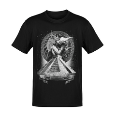 Playera negra con arte Maya y pirámide prehispánica en fondo blanco