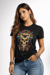 Modelo femenina con playera Mexa de jaguar totémico estilo prehispánico