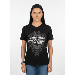 Mujer vistiendo playera con águila ancestral