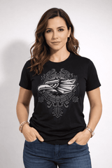 Mujer vistiendo playera negra con diseño simbólico de águila ancestral