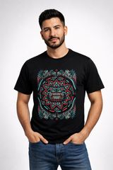 Hombre usando playera Cultura Wear con arte mesoamericano geométrico al centro