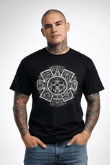 Hombre usando playera negra con diseño de calavera azteca monocromática estilo mandala ceremonia