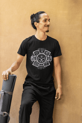 Diseño frontal de playera con mandala azteca monocromático y calavera central