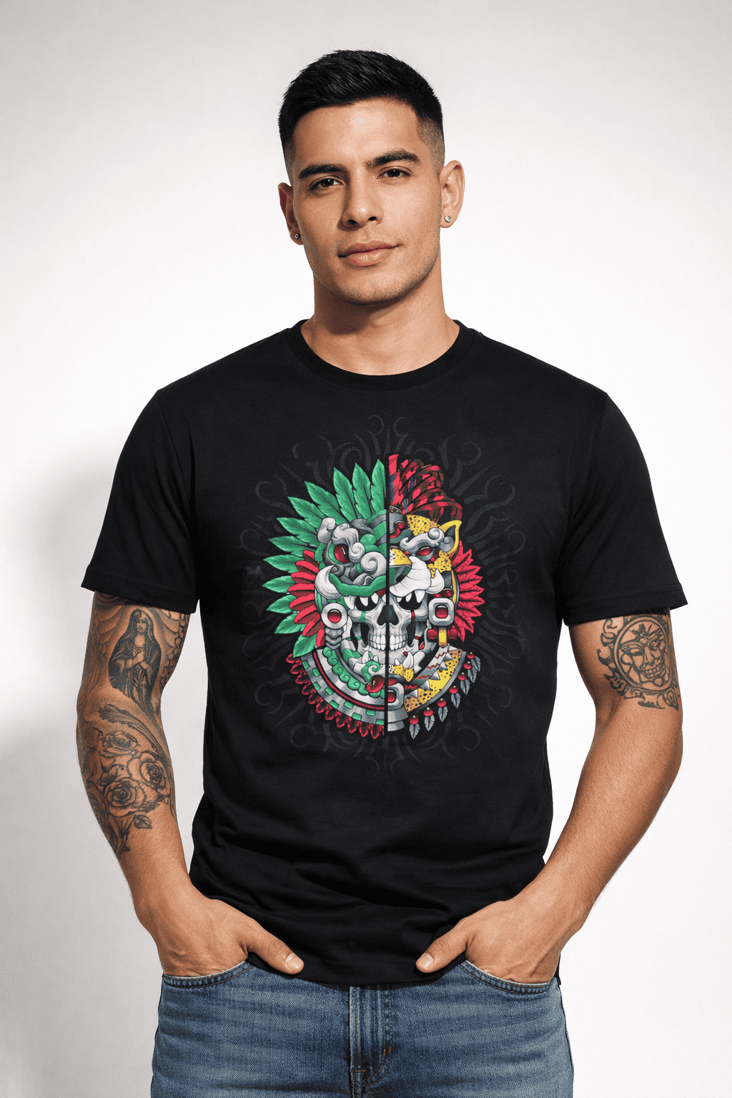 Hombre usando playera con ilustración tribal mexica inspirada en guerreros jaguar