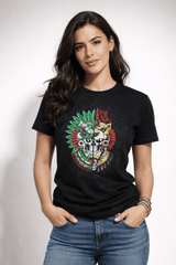 Modelo mujer vistiendo playera con diseño cultural mexicano inspirado en guerreros aztecas