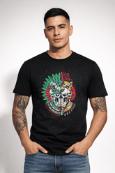 Hombre usando playera con ilustración tribal mexica inspirada en guerreros jaguar