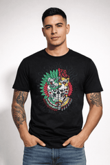Hombre usando playera con ilustración tribal mexica inspirada en guerreros jaguar