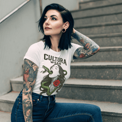 Playera Mujer Serpiente y Rosa – Estilo Tatuaje Neo Tradicional