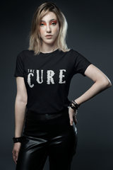 Playera The Cure: Un Clásico del Rock Gótico - Blanco y Negro