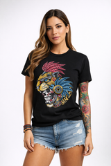 Modelo femenina con playera Mexa de jaguar prehispánico y arte mexicano