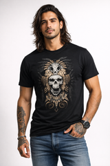 Modelo masculino usando playera negra Mexa con ilustración de doble calavera y ornamentos ancestrales mexicanos