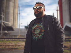 Diseño frontal de playera Mexa con símbolo solar y geometría inspirada en el calendario azteca