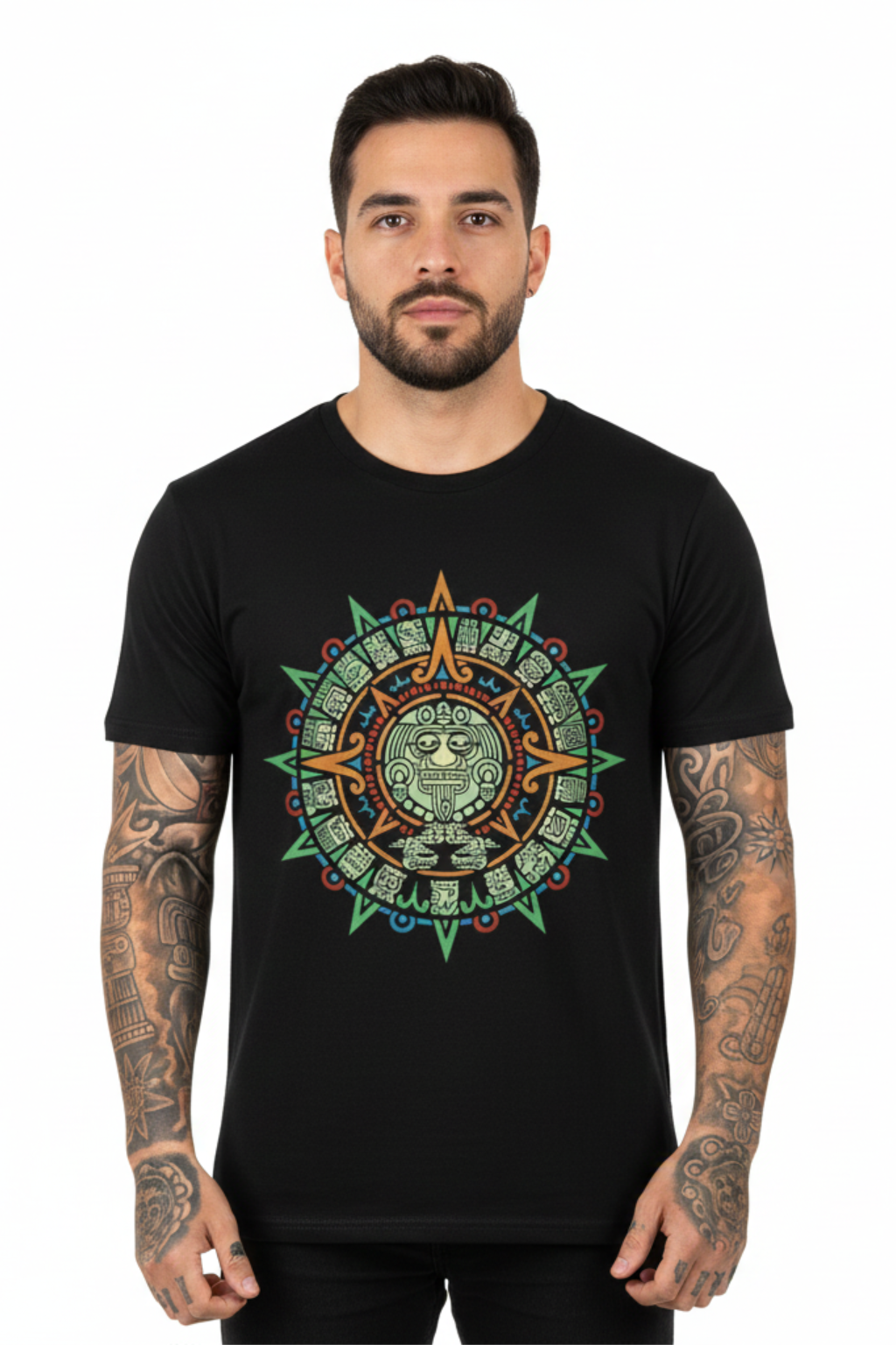 Modelo masculino con playera Mexa Sol Ancestral y diseño circular de inspiración prehispánica