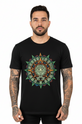 Modelo masculino con playera Mexa Sol Ancestral y diseño circular de inspiración prehispánica
