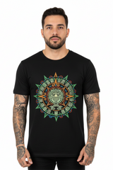 Modelo masculino con playera Mexa Sol Ancestral y diseño circular de inspiración prehispánica