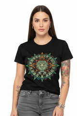 Modelo femenina usando playera negra Mexa con diseño de sol prehispánico y arte calendárico mexicano
