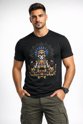 Modelo masculino usando playera negra Mexa con diseño de deidad del Mictlán y calavera ceremonial