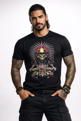 Modelo masculino usando playera negra Mexa con diseño de guerrero del inframundo y calavera ceremonial