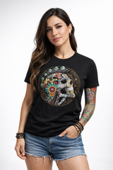 Modelo femenina con playera Mexa de calavera ritual y arte mexicano ancestral