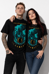 Modelos hombre y mujer con estilo alternativo usando playeras de banda de A Perfect Circle; edición especial Octopus Moon con arte místico en color turquesa