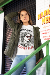 Playera Medusa Reborn – Estilo Neo Tradicional