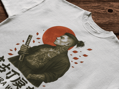 Playera Guerrero Samurái del Sol – Estilo Ilustrativo