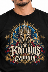 Detalle del diseño Knights of Cydonia con caballero, tonos dorados, azules y rojos sobre playera negra