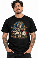 Modelo hombre con playera negra Knights of Cydonia de Cultura Wear con diseño de caballero estilo rock ilustrado