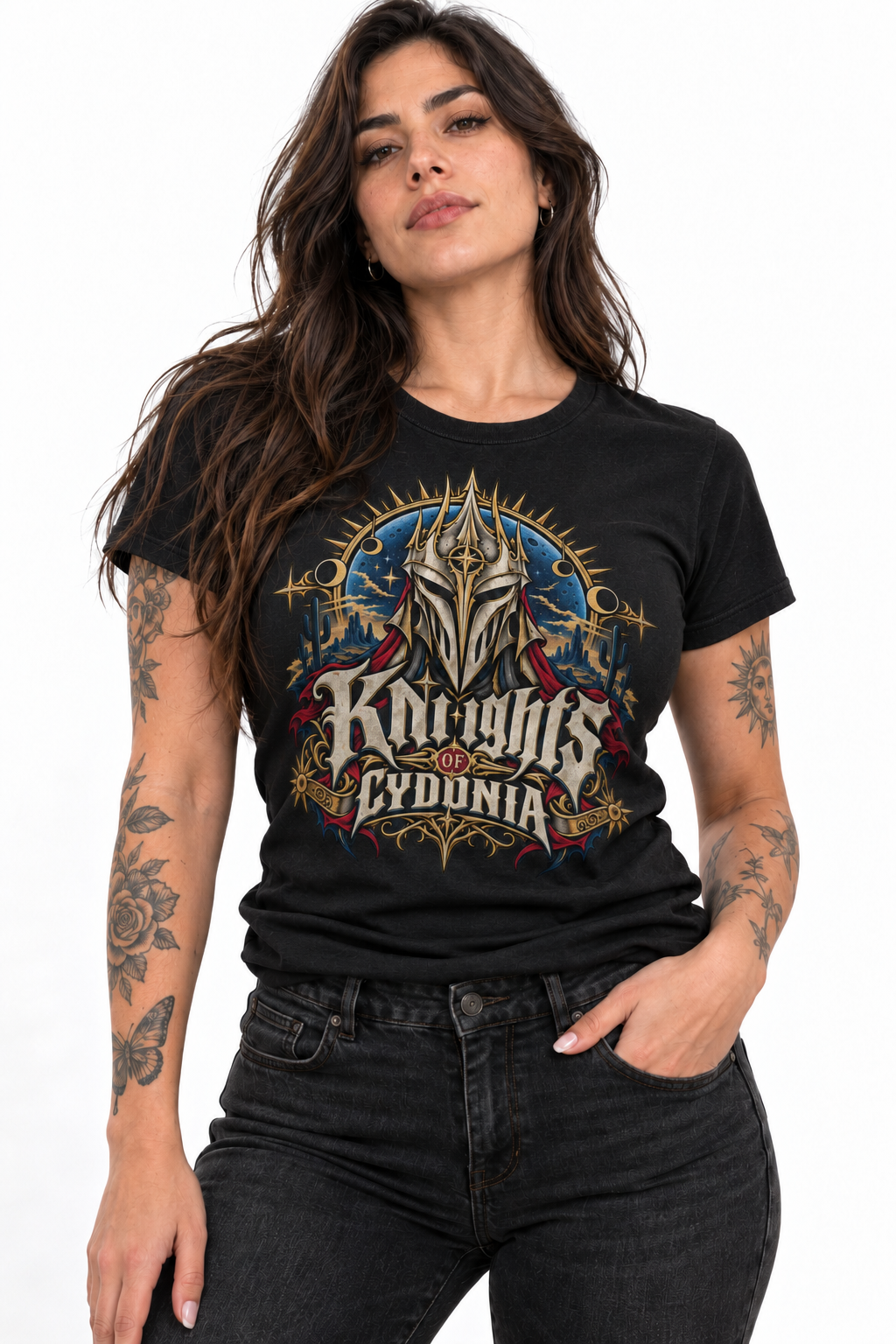 Modelo mujer con playera Knights of Cydonia negra y diseño de caballero épico de Cultura Wear