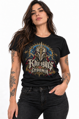 Modelo mujer con playera Knights of Cydonia negra y diseño de caballero épico de Cultura Wear