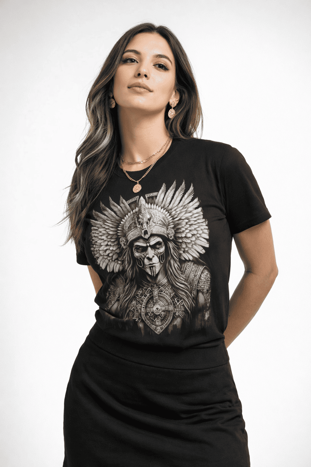 Playera negra Cultura Wear con ilustración mexa de inspiración indígena y estética oscura