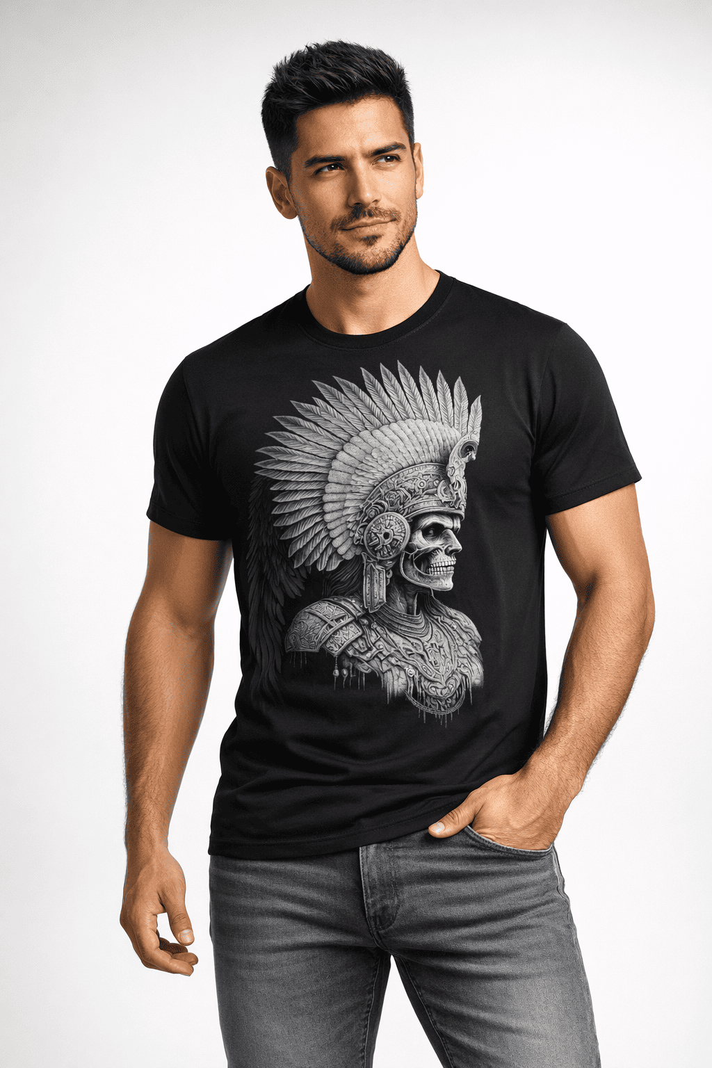 Modelo hombre usando playera negra con diseño de guerrero azteca con penacho estilo grabado