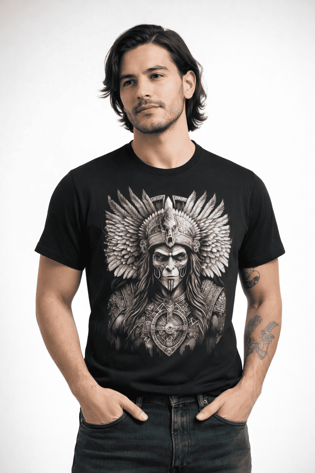 Hombre usando playera mexicana con ilustración de guerrero ancestral en fondo blanco