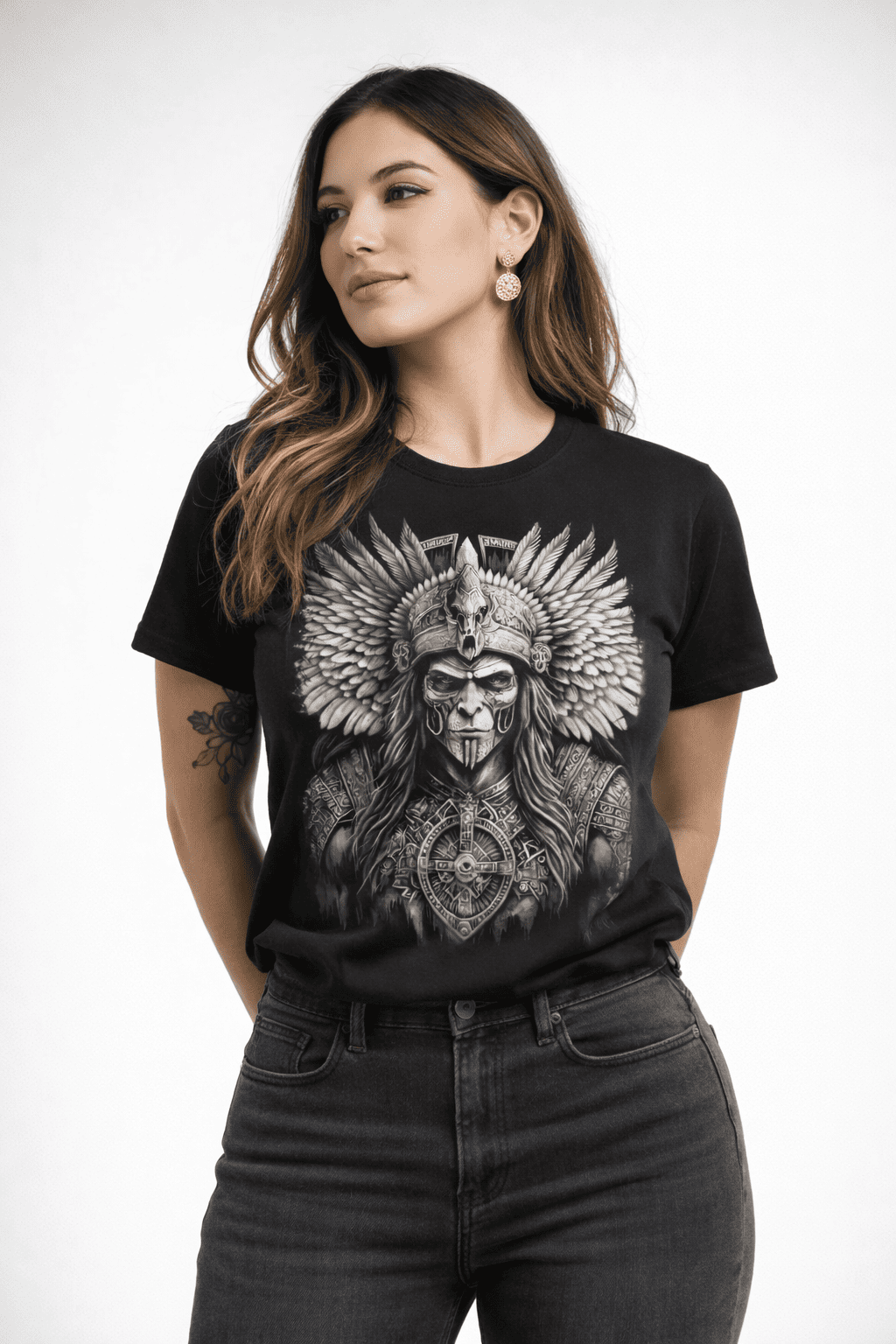 Modelo mujer con playera cultura mexicana de guerrero ritual prehispánico