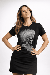 Modelo mujer con playera mexa negra con ilustración de guerrero prehispánico ancestral