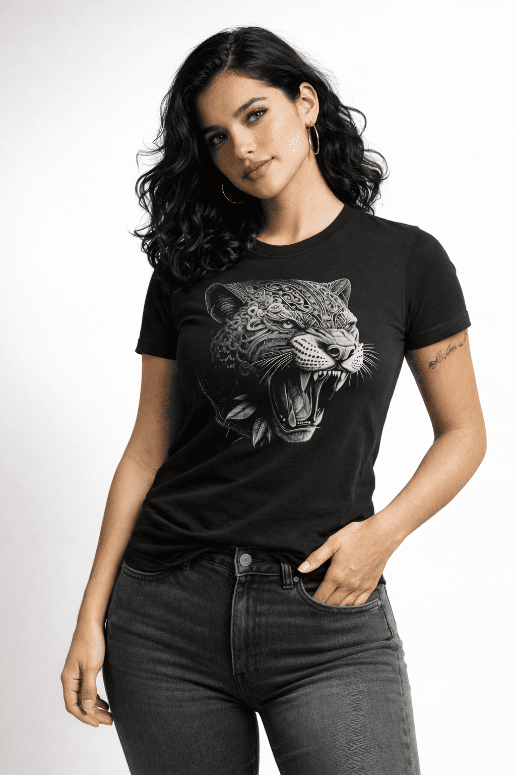 Primer plano de camiseta negra de modelo mujer con ilustración artística de jaguar estilo tatuaje