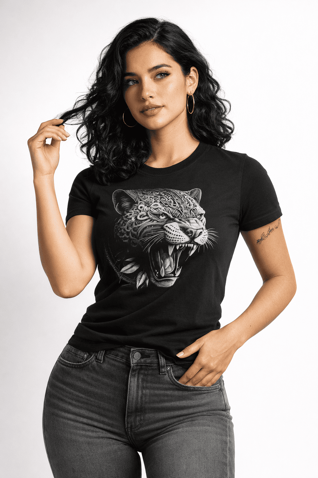 Modelo mujer usando playera negra con ilustración de jaguar inspirada en cultura mexicana