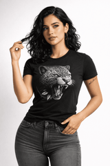 Modelo mujer usando playera negra con ilustración de jaguar inspirada en cultura mexicana