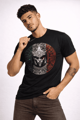 Modelo hombre con playera mexicana estilo urbano con diseño ceremonial mexica
