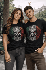 Pareja usando playeras negras con diseño mexa de rostro ceremonial en parque urbano