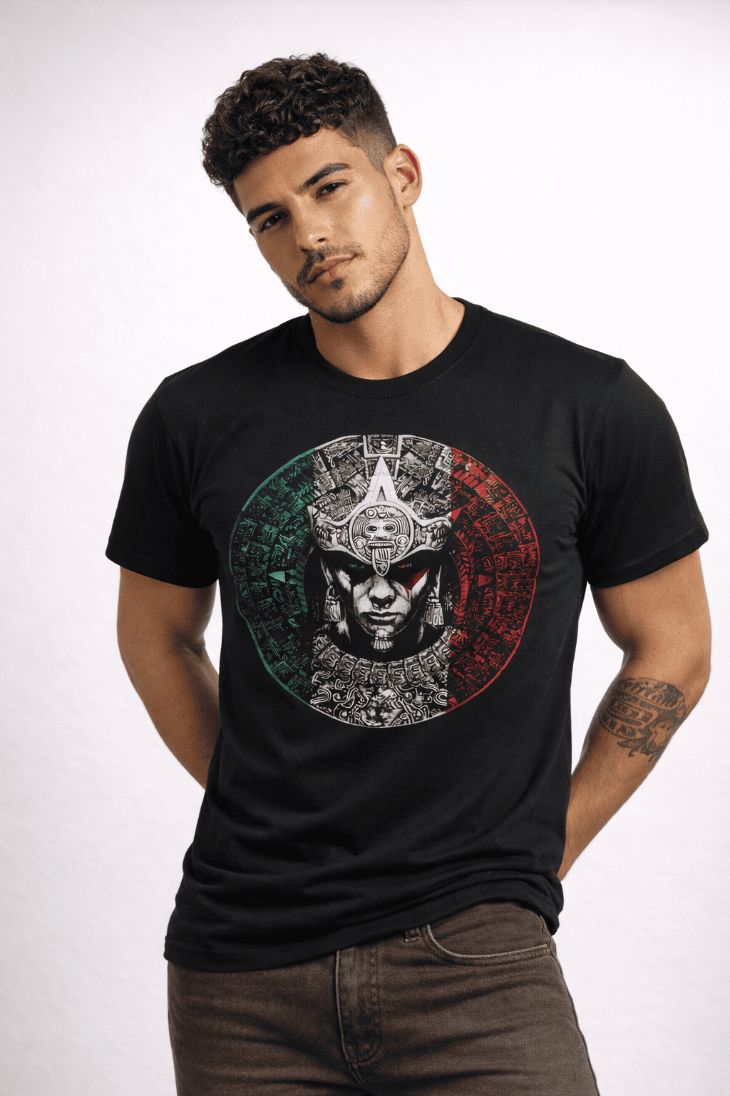 Playera mexicana negra con ilustración de rostro imperial prehispánico en círculo tricolor
