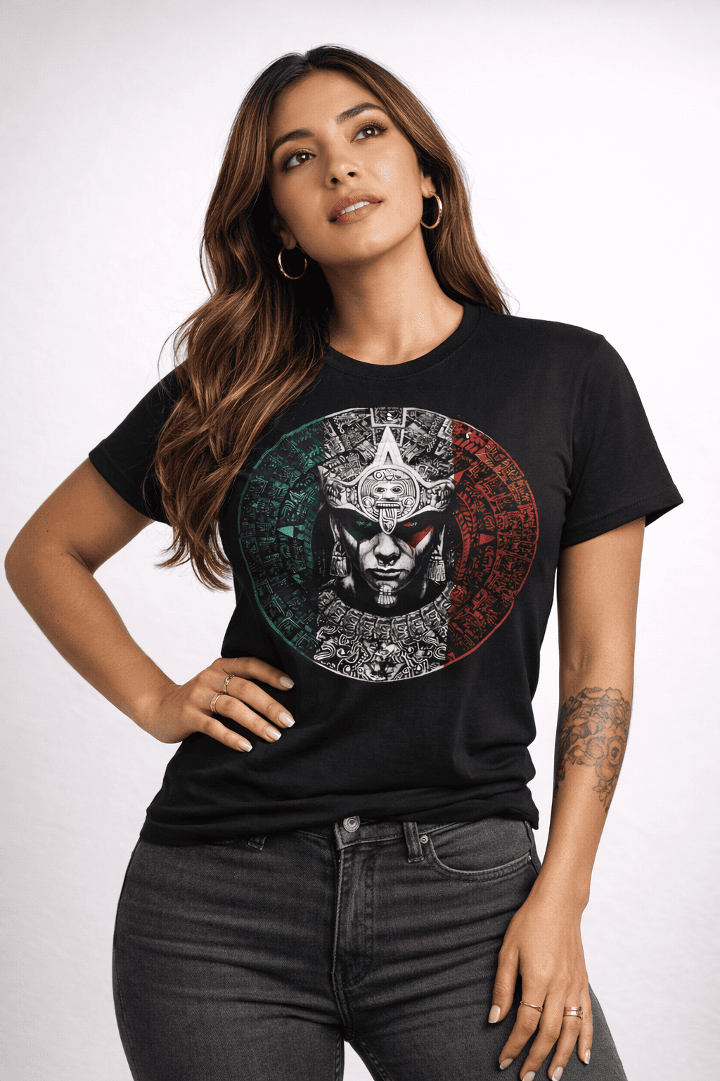 Outfit urbano con playeras mexicanas de diseño simbólico prehispánico para hombre y mujer