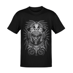 Playera negra con diseño de guerrero azteca estilo dark art en modelo masculino